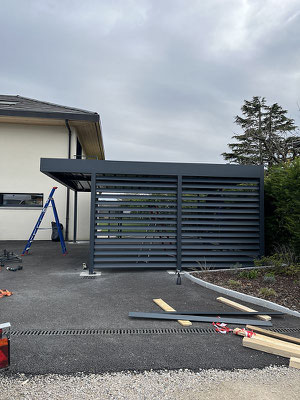 Les abris indépendants sont de véritables alternatives aux garages fermés, évitent les gros travaux et offrent une protection contre les intempéries tout en restant aérés..