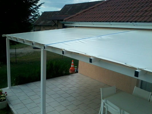 Pour tendre la toile sur la pergola nous utilisons des sandows qui servent d'amortisseur en cas de vent et de neige.