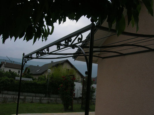 fabrication et installation d'une pergola en fer forgé en Savoie, Haute-Savoie, Isère et Ain