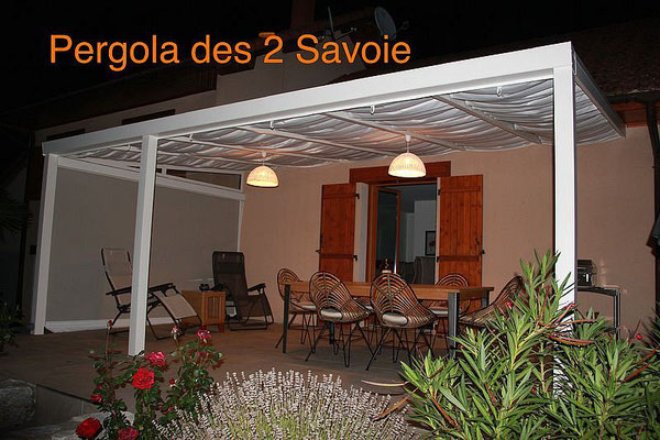 Liens parfait entre l'intérieur et l'extérieur, nos modèles s'intègrent idéalement au cadre naturel, contactez Pergola des 2 Savoie
