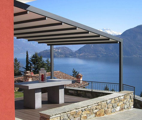 Design et confort pour cette pergola à tole rétractable motorisée. Vous gerez la luminosité à l'interieur de la maison en appuyant simplement sur le bouton. Un véritanle espace de vie moderne à l'abri du soleil et de la pluie.