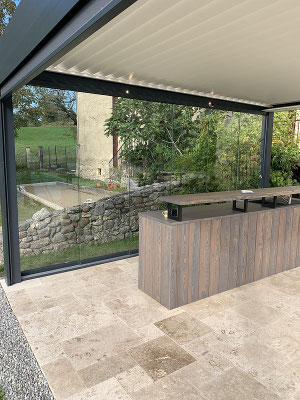 Choisir une pergola en symbiose avec  votre maison et votre jardin. La pergola bioclimatique apporte l'ombre sans cacher complètement le soleil en plus d'être un atout décoratif.