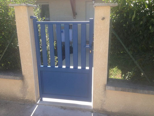 l'aluminium ne rouille pas, il résiste au temps et aux agressions climatiques, l'entretien est minimum. L'aluminium est un matériau recyclable.