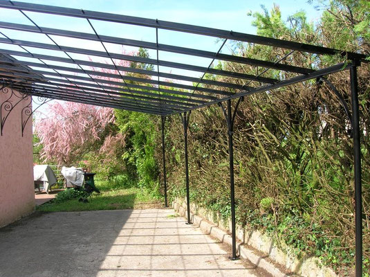 Un carport est un auvent qui protège les véhicules des intempéries