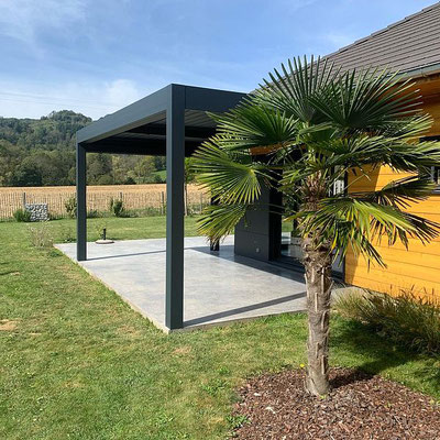 La pergola adossée sur une terrasse en dur  à pour avantage d'être une véritable extension de maison, parfaitement intégrée.