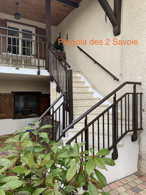 La balustrade en aluminium est une protection parfaite contre les risques de chutes, réalisée sur-mesure qui s'adaptera facilement à votre extérieur.