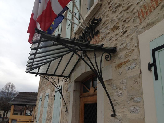 Les marquises sont des auvents vitrés dont la fonction principale est de protéger une porte d'entrée