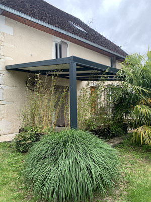 Le panneau sandwich, une toiture haute perfomance pour votre pergola. Complétement opaque, son épaisseur varie entre 16 et 32mm avec une isolation thermique très importante dans les régions à forte luminosité et exposées à de fortes chaleur en été. 