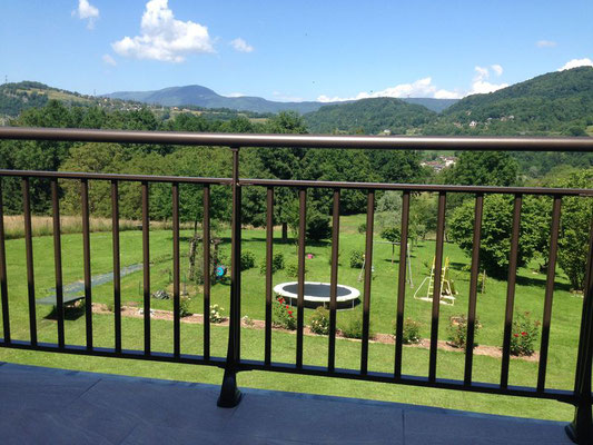 La balustrade en aluminium avec son style traditionnel en barreaudage vertical, est une valeur sûre pour vous protéger des éventuels risques de chutes. Fabriqués en France, les garde-corps alu sont durables dans le temps et faciles d'entretien. 