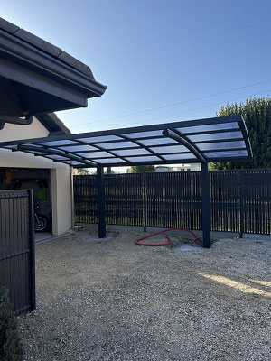 Le carport design pour une alternative au garage avec seulement 2 pieds pour gagner de la place et faciliter le stationnement.