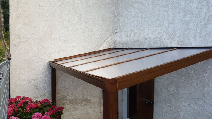 Les Auvents plus spacieux qu'une marquise protègent efficacement vos portes d'entrée, et peuvent se fermer  avec des coulissants ou ouvrants.