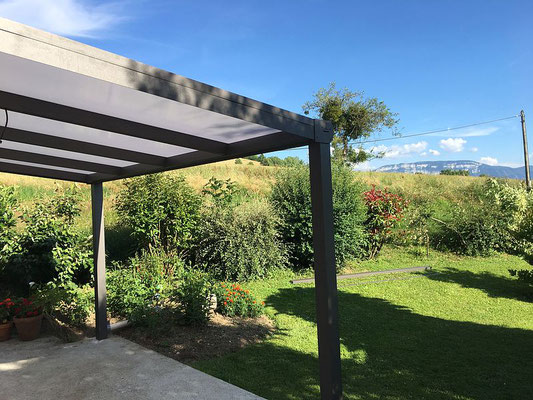 Comme un prolongement de la toiture de votre maison, réalisable si votre pergola est adossée. Une solution qui donne une belle harmonie.
