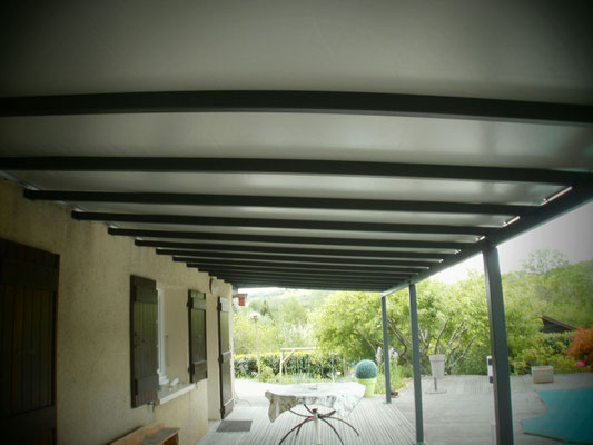 Appenti, préau ou auvent conçus sur mesure dans notre atelier adaptés à vos besoin tout en respectant l'esthétique.