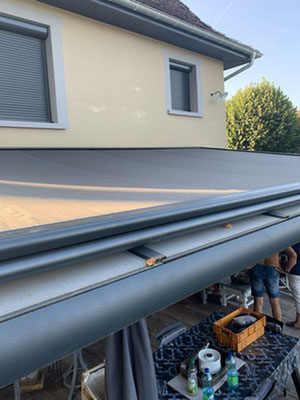 Le store sur toiture est indispensable pour les pergolas avec une toiture en verre. Il empêche la chaleur et l'éblouissement.