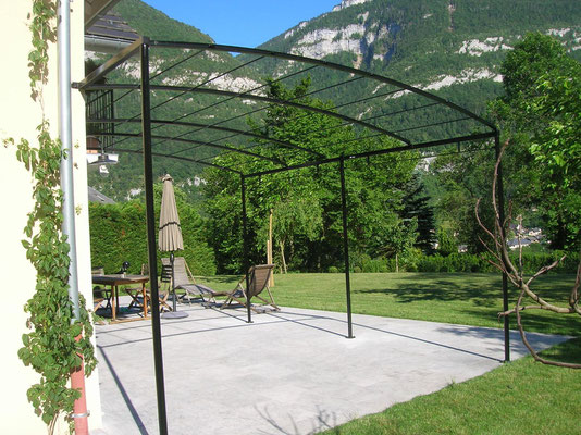 installation d'une pergola en fer forgé