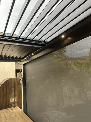 Pergola bioclimatique avec stores latéraux fermés aux Abrets 