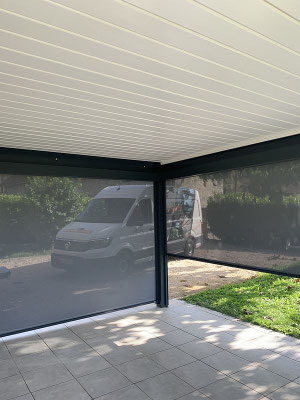 Pergola bioclimatique 100% MADE IN FRANCE en aluminium extrudé. Grâce à l'orientation des lames, vous pourrez adapter l'exposition au soleil et ajuster la température à vos envies et profiter de votre extérieur dans les meilleurs conditions. 
