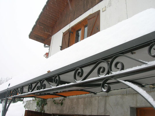 Installation d'une pergola en fer forgé pour offrir un style intemporel à votre terrasse
