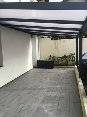 Une pergola en aluminium est un compromis idéal entre le store et la véranda. Ouverte vers l'extérieur elle vous abrite du soleil, de la pluie et du vent.