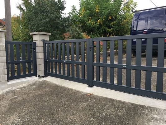 installation d'un portail aluminum conçus et fabriqués en France par HORIZAL