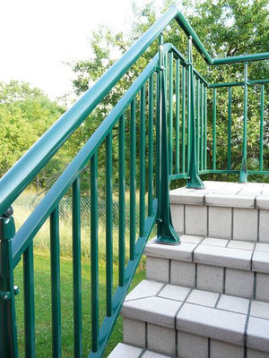 Fabriqué en France, le garde-corps en aluminium avec son style en barreaudage vertical est un indispensable pour assurer la sécurité de vos espaces surélevés.