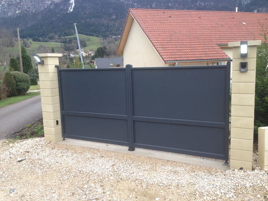 les portails aluminium se caractérisent par un assemblage mécanique haute qualité et l'utilisation d'accessoires en fonte d'aluminium et acier inoxydable. Entièrement sur mesure, conçu et fabriqué en France.
