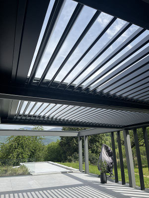 Lames et structure couleurs gris anthracite pour un effet très chic. Réalisation entre Chambéry et Challes les Eaux