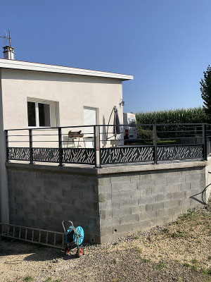 En aluminium, le garde corps offre une variété de finitions et de styles permettant une personnalisation adaptée aux préférences esthétique et fonctionnels. L'aluminium contribue aussi à des solutions durables.