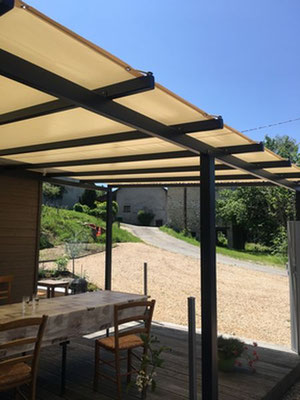 Une terrasse couverte et non fermée, un nouvel espace détente pour profiter de vos extérieurs.