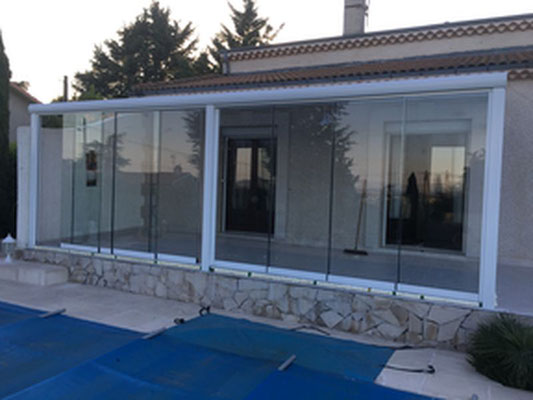 Composée d'une structure fine et contemporaine en aluminium, avec des parois vitrées coulissantes pour garder toute la lumière dans votre habitat