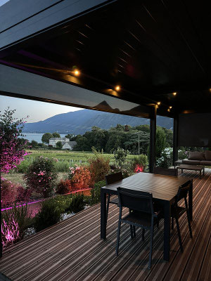 Une pergola bioclimatique sur mesure peut augmenter la valeur esthétique et financière de votre propriété, réalisation sur les hauteurs d'Aix les Bains