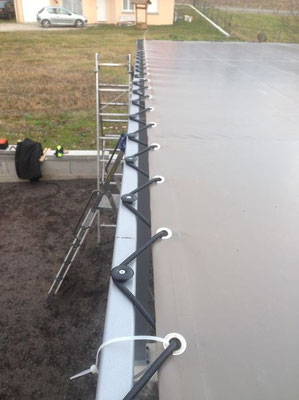 Les abris voiture en toile ou carport en toile sont des structures mobiles et temporaires ayant comme fonctionnalité de protéger un véhicule contre les aléas climatique.