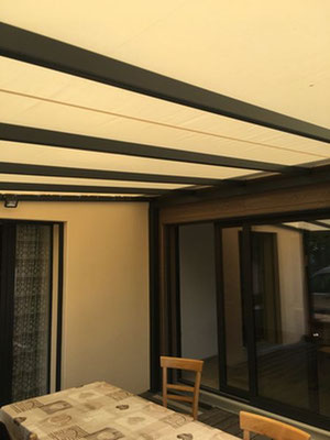 La pergola permet de profiter des moments de convivialité entre amis ou en famille, mais aussi destiné au repos et au calme.