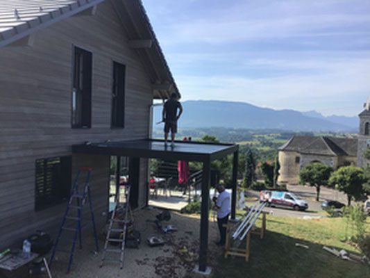 Lors du montage de la pergola, la résistance a été testé, pour un projet en altitude afin de garantir une très haute résistance à la neige.