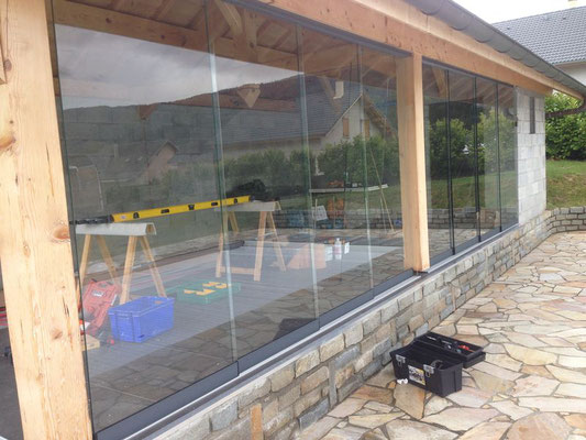 Montmélian, un poolhouse fermé avec du verre.