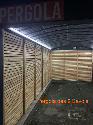 Une toiture plate pour ce carport sur mesure, très haute résistance à la neige et au vent avec un design moderne à la fois décoratif et pratique. Combinés avec les rubans LED et les parois en bois ou en aluminium. 