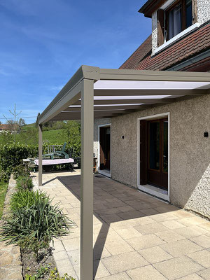 Une pergola abri de voiture et sas d'entrée, qui résiste à des charges importantes de neige et au vent violent. Installée en moyenne montagne