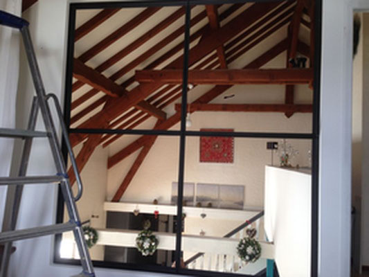 pose d'une verrière d'intérieur style atelier