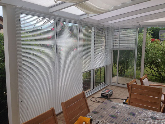 Le Store Vénitien Aluminium permet de moduler la lumière grâce à l'orientation des lames manoeuvrées par un cordon, une tige cristal ou une chaînette. Réalisé entièrement selon vos mesures, il s'adaptera à toutes vos fenêtres.