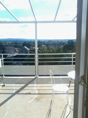 Une structure tout en acier qui intègre parfaitement le garde corps et la pergola. Du sur mesure pour des projets d’exceptions.