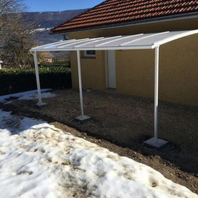 Une pergola abri voiture sans entretien, qui résiste au vent et à la neige. Transformer sa pergola en carport juste devant l'entrée de la maison, une solution idéale pour agrandir son garage et se protéger au retour des courses.