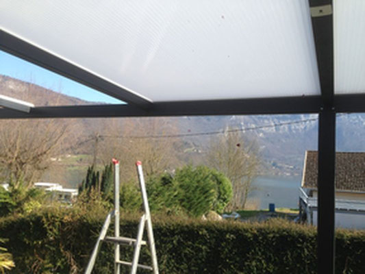 Avec une toiture en polycarbonate de 16 ou 32mm, la pergola étanche deviens une piece à vivre tournée vers l'exterieur