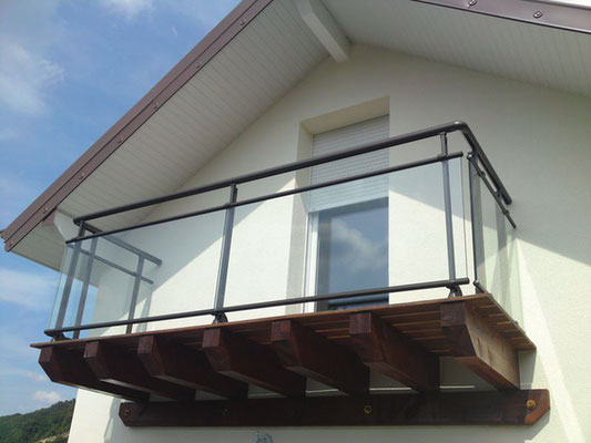 Vous avez un balcon, une terrasse ou un escalier en hauteur ? Protégez vos espaces surélevés de tout risque de chute avec des rambardes ou garde-corps en alu. Son habillage en verre offre une esthétique graphique qui s'amuse entre le plein et le vide. 