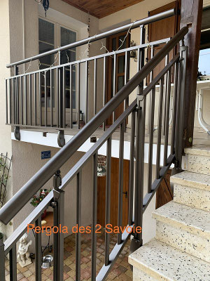 Le garde-corps en aluminium est robuste et anti-corrosion, il s'adaptera à toutes vos structures pour vous offrir une meilleure sécurité mais aussi un design très sobre et moderne.