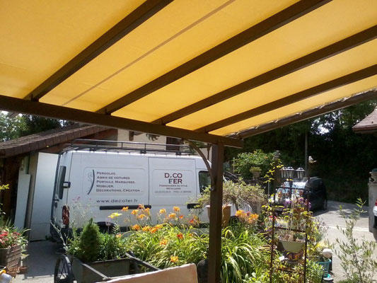 Laissez vous surprendre par une toiture en toile tendue. Originales et simples, les toiles s'invitent désormais dans votre jardin.