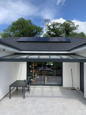 Pratique et esthétique, auvent, pergola et sas d'entrée à petit prix, sur mesure et fixé au mur, devant une porte ou une fenêtre pour vous protéger de la pluie, de la neige et du soleil.