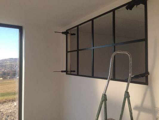 Une cloison en verre avec un vitrage verre feuilleté