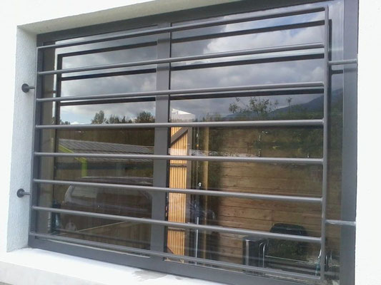 Barreaux de défense en fer, forme classique pour fenêtre d’habitation, assurant une protection durable