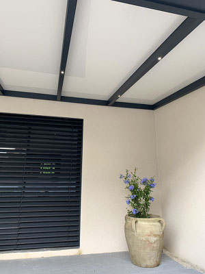 La toiture avec des panneaux sandwich pour couvrir la pergola sont composés de deux couches d'aluminium avec un noyau isolant en mousse rigide et offrent une excellente isolation thermique.