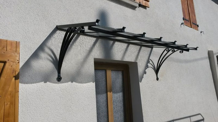 Auvent d’entrée à Grenoble, marquise en fer forgé au style classique.